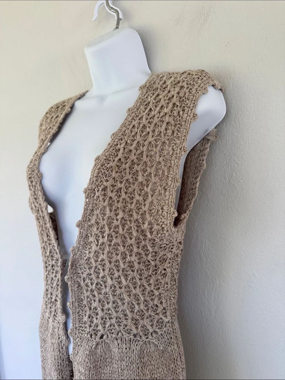 Venue beige crochet knit textured weave sleeveless hook and eye vest size medium